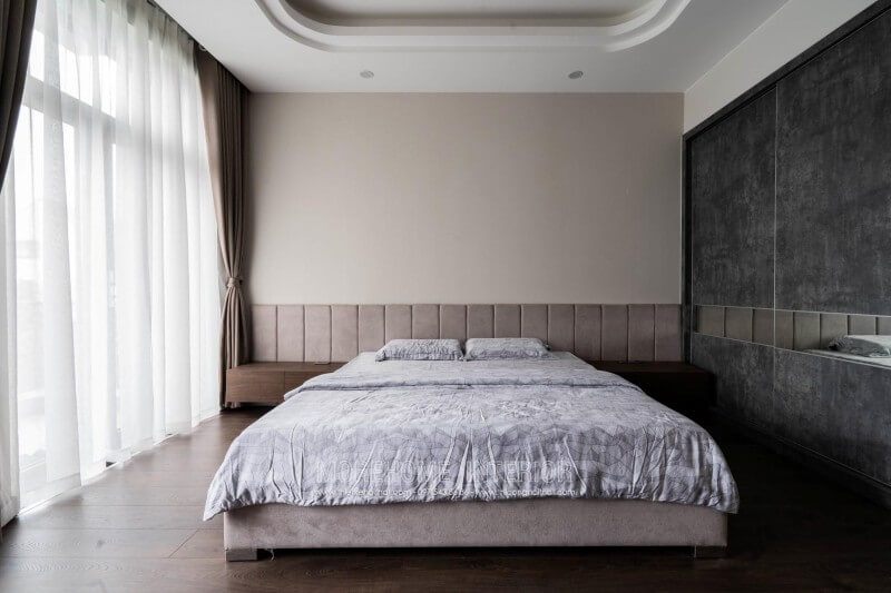 Việc thi công nội thất phòng ngủ master theo phong cách hiện đại tinh tế được thực hiện tại biệt thự 4 tầng ở Nghệ An.